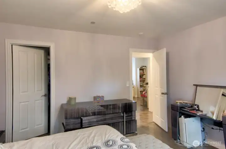 Primer room with walking closet