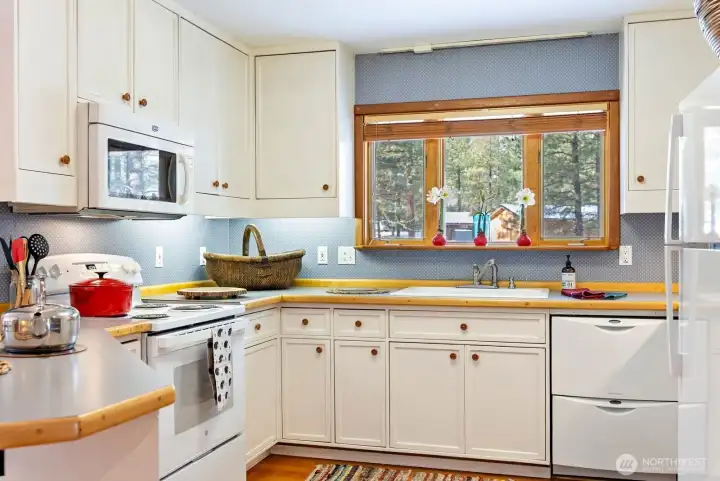 Country recreational lifestyle in this great Methow Valley Winthrop home. Eat, ski, sleep repeat!