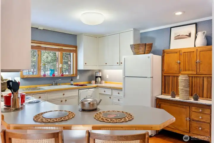 Good floor plan makes meal prep a breeze in this lovely Kitchen.