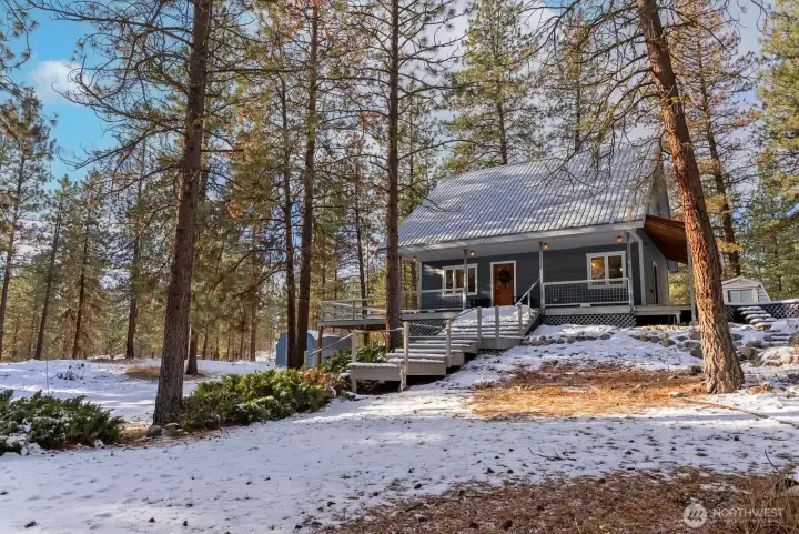 Perfect getaway near sport and ski trail system near Winthrop. Covered entry and decks. 2 Storage outbuildings for additional gear.
