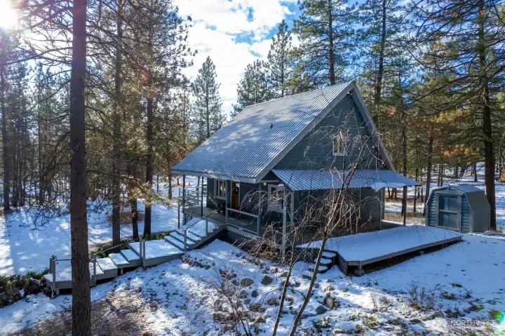 North East side of this sweet home to launch your recreation adventures in Methow Valley Living! Terrific 2nd home for Family and friends to enjoy together.