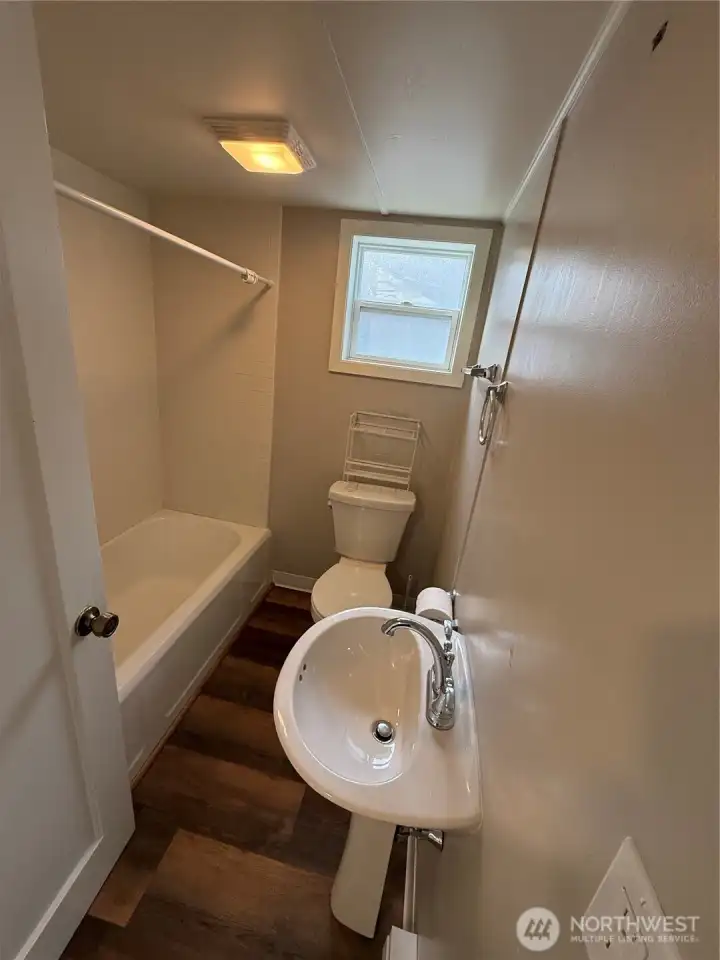 Bathoom with tub and shower