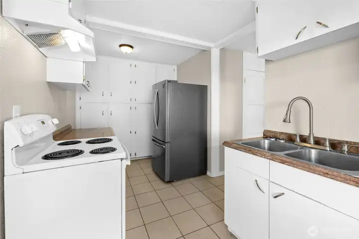 5726 is complete with appliances and ready for a new tenant or live-in owner.