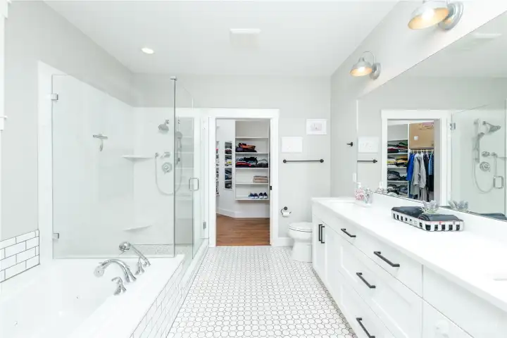 Luxurious Master En-Suite!