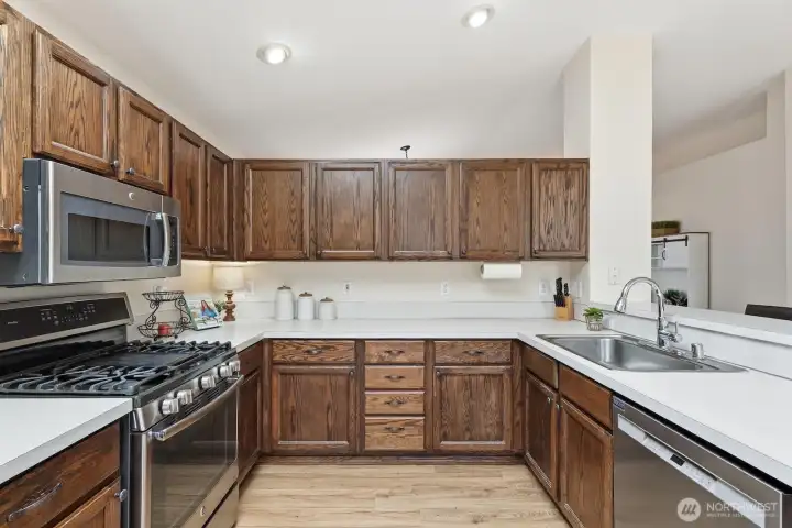 Plentiful Storage in the Kitchen with Gas Range for Cooking