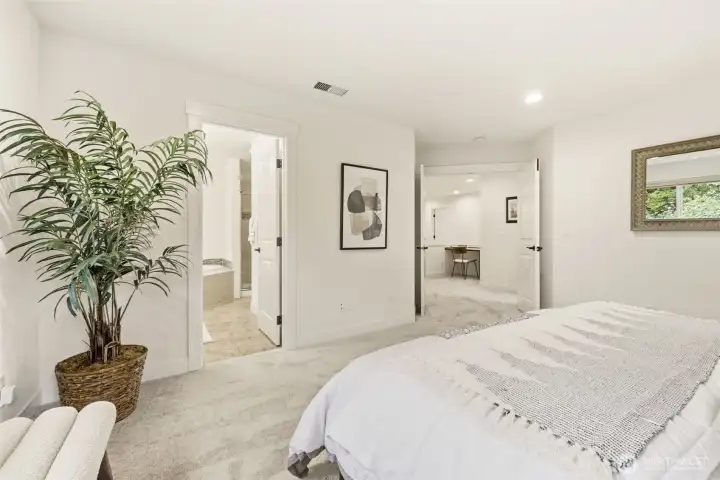 Primary bedroom w/ 5 piece en-suite bath