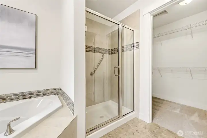 En-suite bath w/ walk in closet