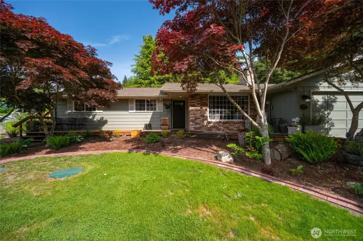 Classic rambler with curb appeal and close to I-5, hiking trails.
