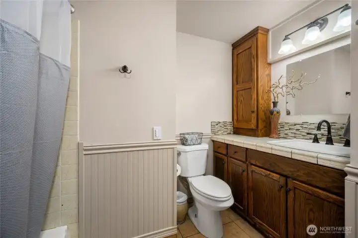 Full bath in hallway