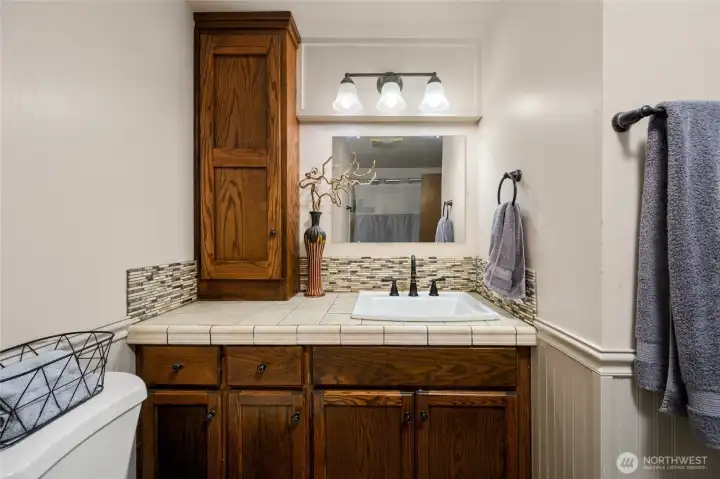 Full bath in hallway