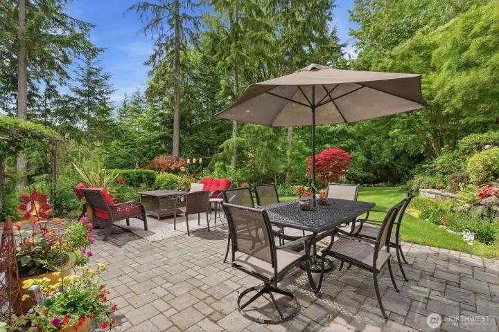 Whether hosting outdoor gatherings, enjoying morning coffee on the patio, or simply relaxing amid nature’s beauty, this exceptional outdoor environment offers an experience rarely found in residential properties.