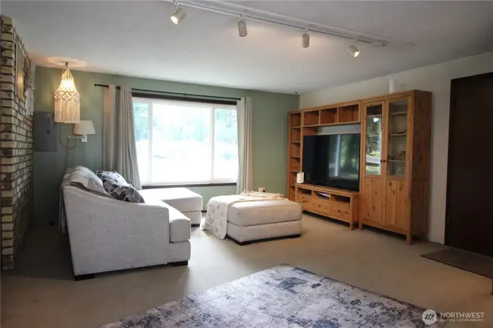 Recreation room off of dining room and garage has slider for access to backyard. Recreation room off of dining room and garage has slider for access to backyard.