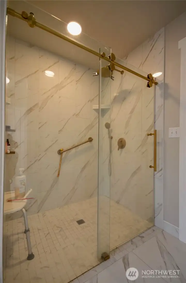 In a rush? Step into the oversized (4 ft x 6 ft) marble sided shower. In a rush? Step into the oversized (4 ft x 6 ft) marble sided shower.