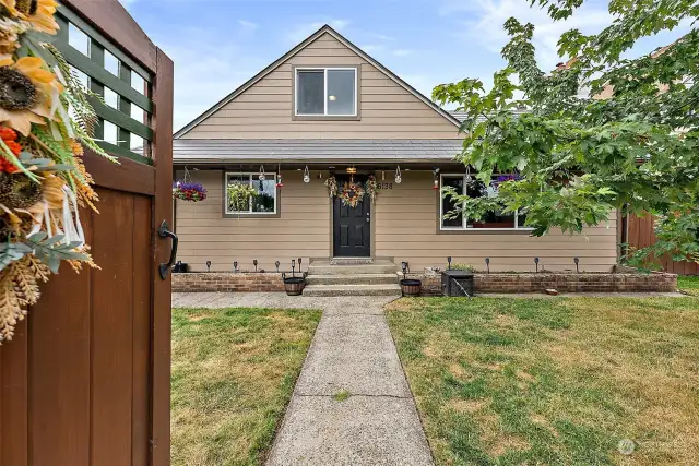 Adorable and affordable updated craftsman. 4BD, 1.75BA 1600SQFT