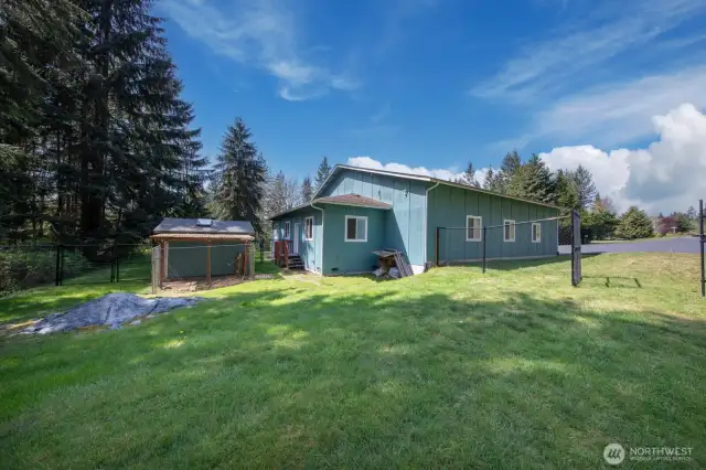 Fenced yard and outbuilding in back of hanger perfect for kennel