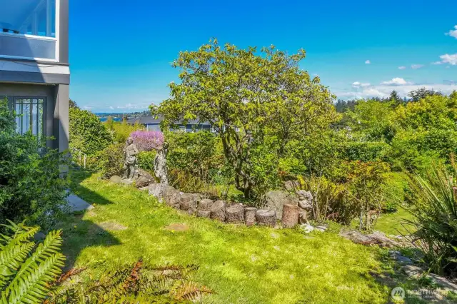 Over 10,000sf of sunny yard to enjoy.