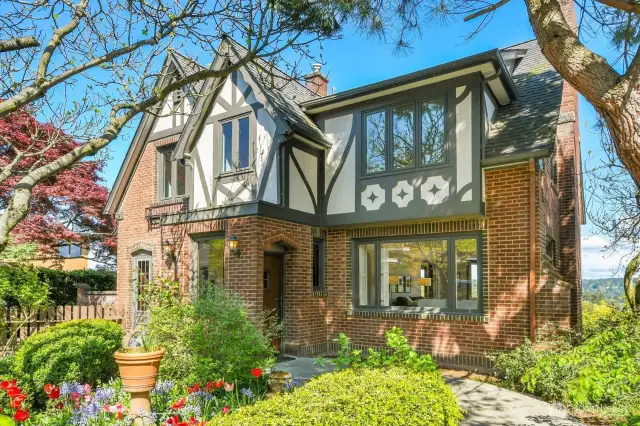 Fall in love as soon as you enter the front yard!