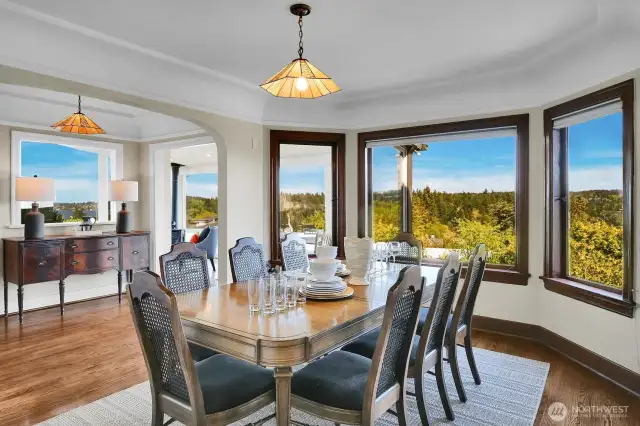 Holiday gatherings won't feel cramped in this airy space.