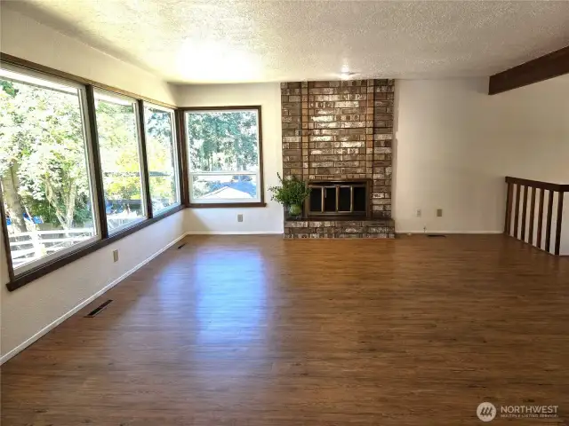 Large windows to enjoy flora and fauna.