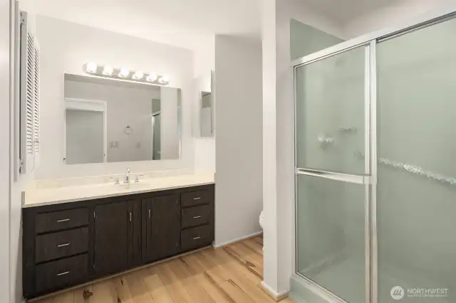 Primary en suite bathroom
