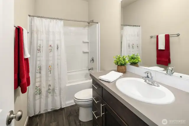 Full main bathroom