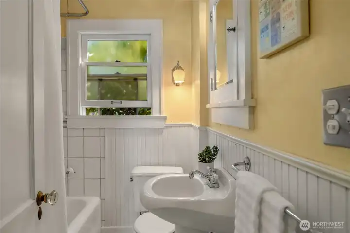 Upstairs full bathroom