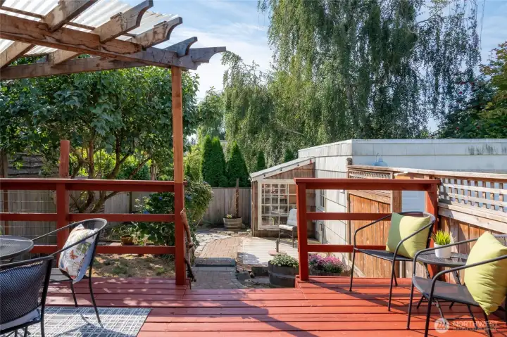 Multi level deck and Back yard perfect for entertaining