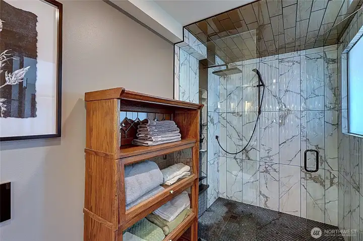Oversized Jr. En Suite