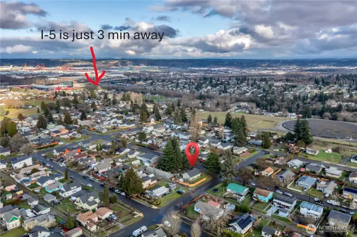 Easy commute location close to I-5 and shopping!
