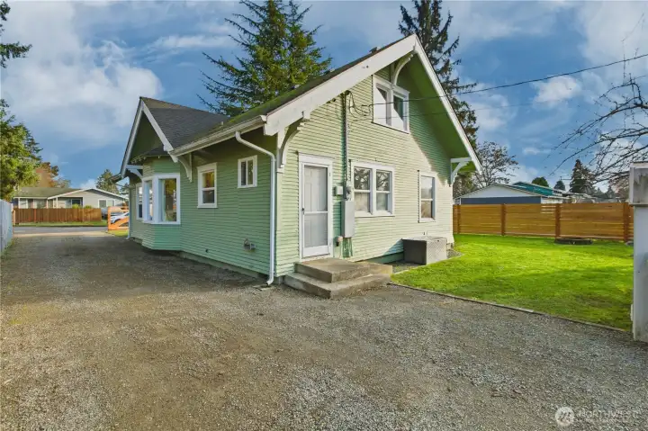 This driveway is perfect for an RV/boat, and for offstreet parking behind gates at both ends.