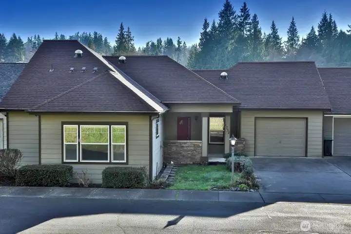 Here is a Maple Ridge Condo ready for new owners...located on Lee Ct with no thru traffic!