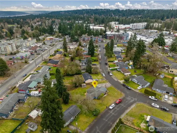 Close to shopping and Lake Ballinger.