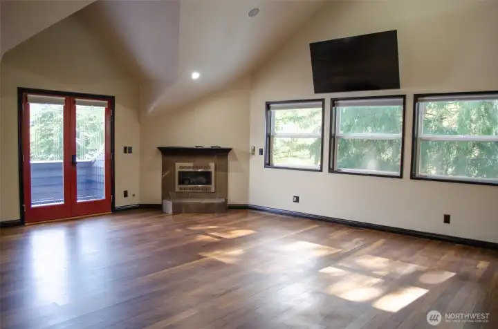 Large upper 2nd Primary Suite without furniture.  Picture your beautiful furnishings here. So peaceful!