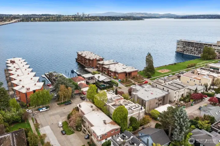 This contemporary townhome is crowned with a stunning rooftop deck, offering breathtaking, panoramic view of Lake Washington, the Cascade Mountains, and twinkling Bellevue skyline– your own private oasis above the city.