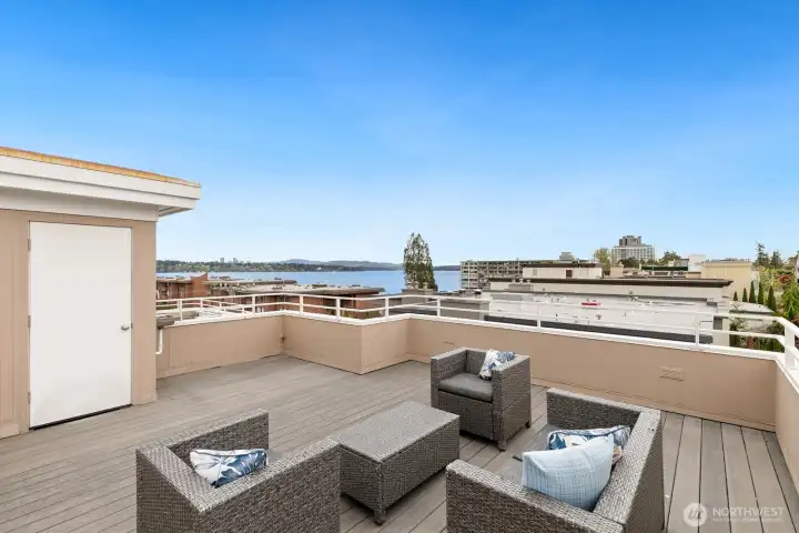 The rooftop deck invites you to dine alfresco with a backdrop of sweeping views, savor a peaceful morning read, or gaze at the stars as the city lights twinkle below