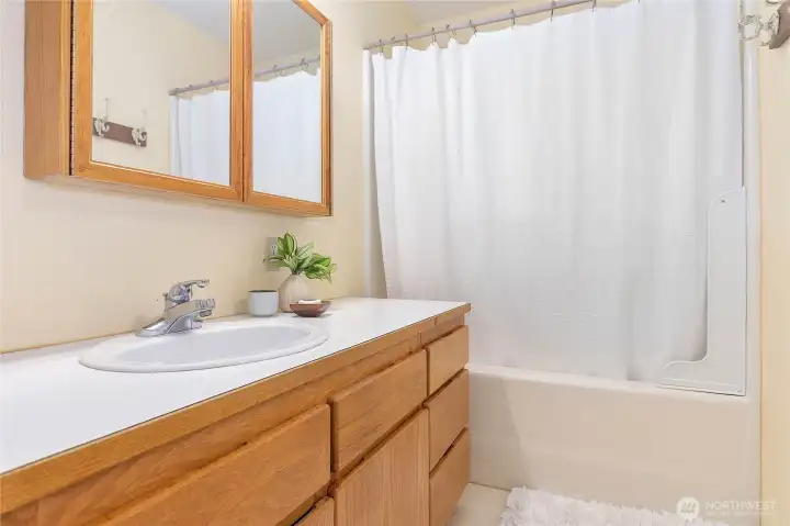 Full ensuite bathroom in primary suite