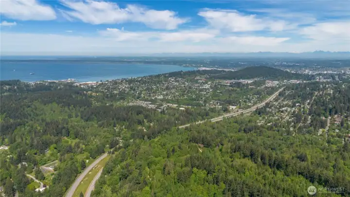 2 miles to shopping, restaurants, and amenities in Bellingham.