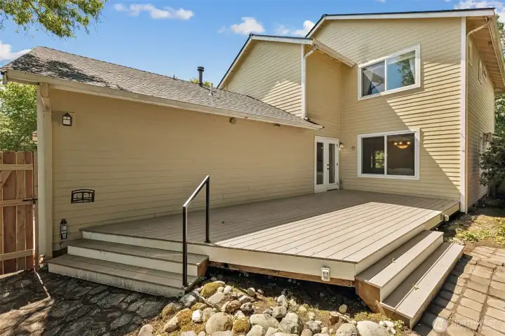 Large trex deck for entertaining.