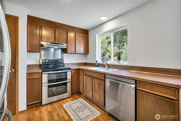 The kitchen comes with all major appliances The kitchen comes with all major appliances