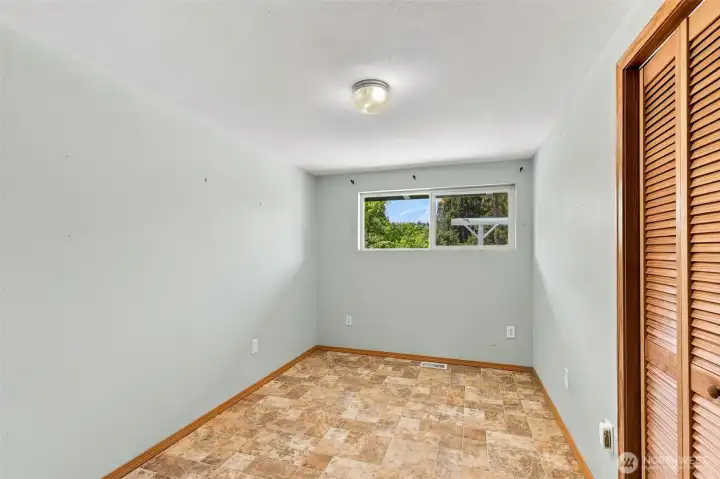 (Secondary bedroom without virtual staging). (Secondary bedroom without virtual staging).