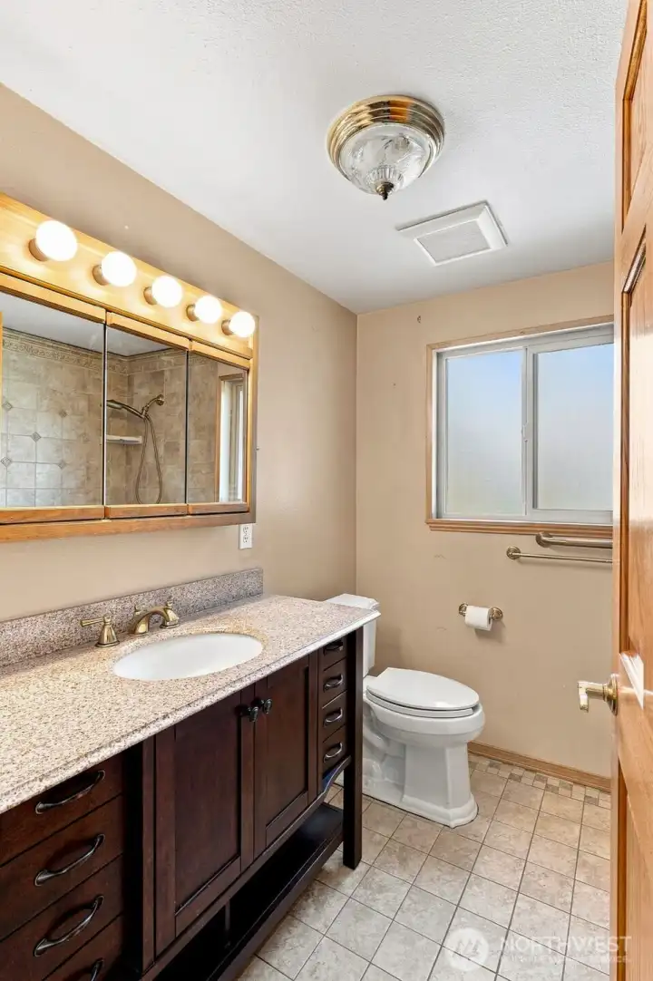 Full bathroom on main floor. Full bathroom on main floor.