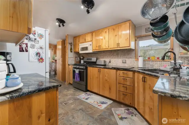 Looking back at the kitchen workspace you can see the beautiful, upgraded granite counter tops.
