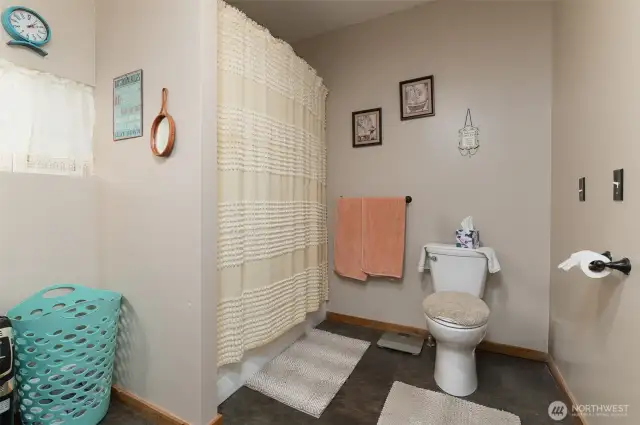 The rest of the primary ensuite.