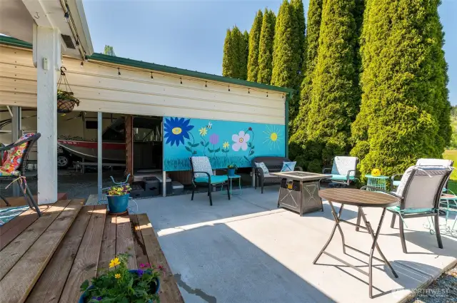 The private back yard sitting area. The hot tub is behind the flowered screen.