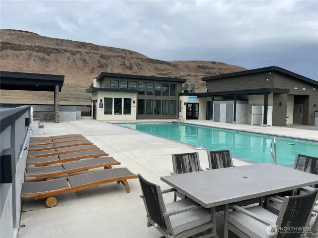 Relax pool side