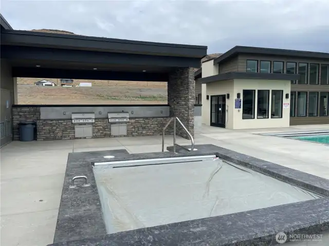 Hot tub / BBQ area