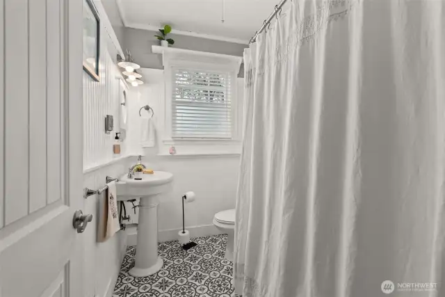 Main level guest bath (full)
