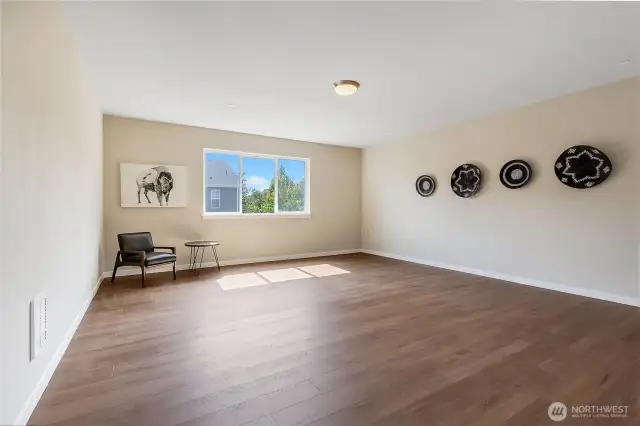 Large Bonus/Den or Extra 4th Bdrm on Main.