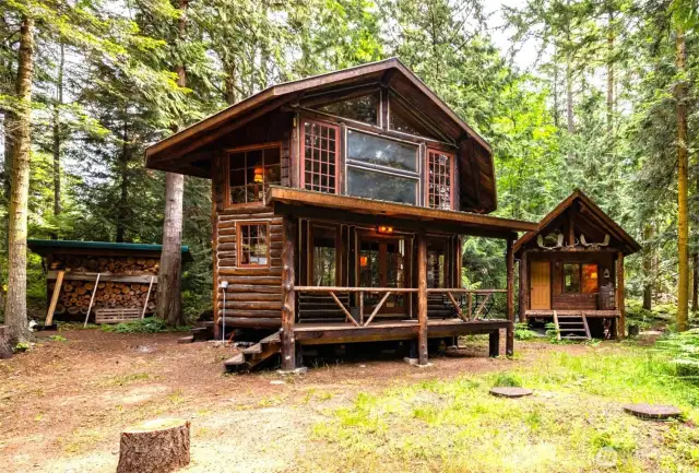 Fantastic log main cabin and quaint bunk house just steps away