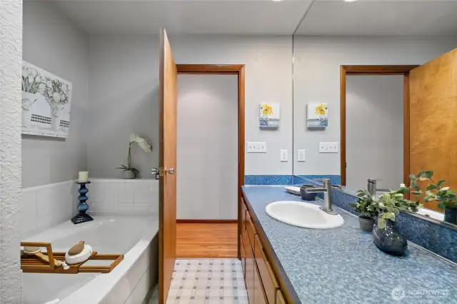 Hallway 4 piece  full bath